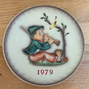 1979 Annual Hummel Plate MJ Hummel Boy Playing Horn Yellow Bird Includes Box